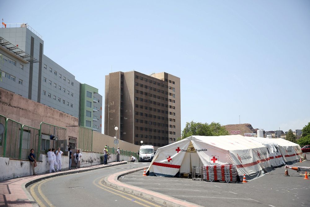 Cruz Roja ha instalado una gran carpa en los aparcamientos del Hospital Nuestra Señora de La Candelaria para poder suplir el cierre provisional de Urgencias.