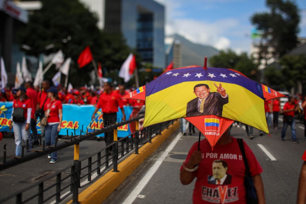 Simpatizantes del oficialismo participan en una marcha a favor del presidente Nicolás Maduro, el lunes, en Caracas, mostrando su repulsa por el intento de atentado.