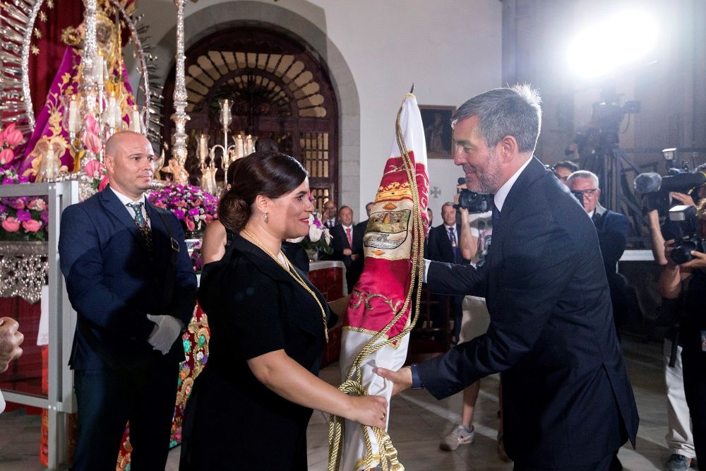 Fernando Clavijo, hoy, con la alcaldesa de Candelaria, durante la ofrenda a la Virgen.