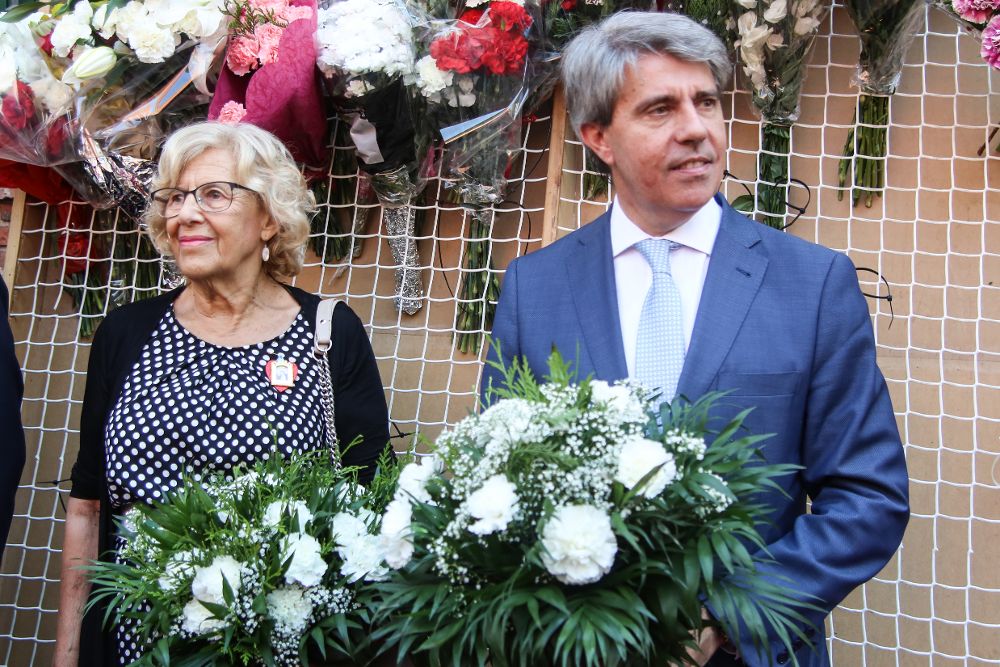 El presidente de la Comunidad de Madrid, Ángel Garrido, y la alcaldesa de Madrid, Manuela Carmena, en la ofrenda floral en las Fiestas de la Paloma.