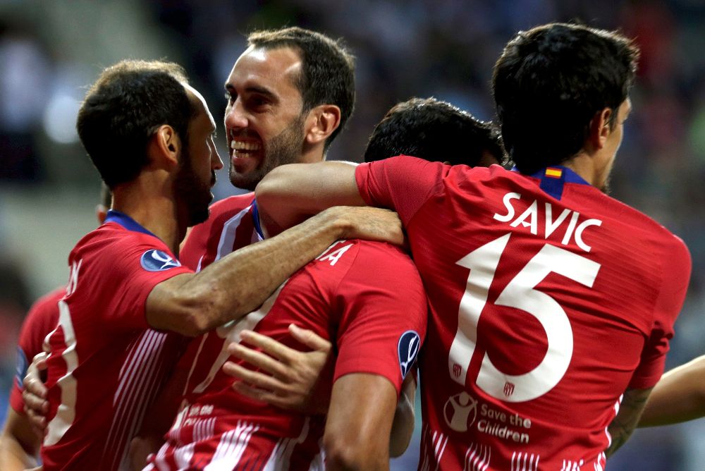 El delantero del Atlético de Madrid Diego Costa (2d) celebra uno de sus goles.