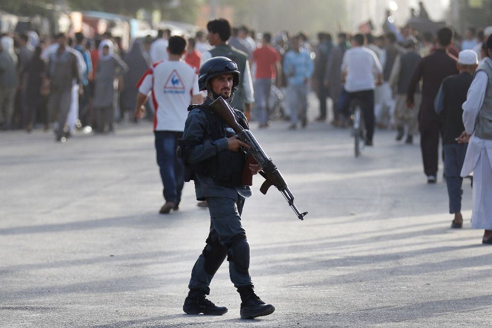 Un soldado patrulla en Kabul.