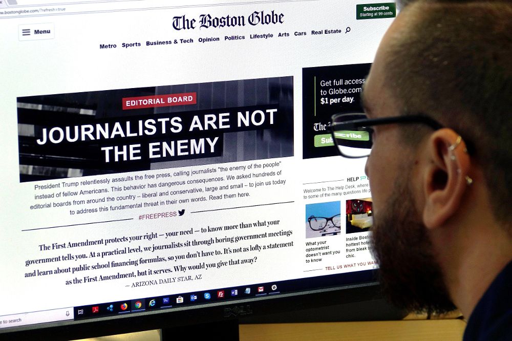 Un hombre visita el portal de la edición en línea del diario estadounidense The Boston Globe, en el que se lee "Los periodistas no son el enemigo.