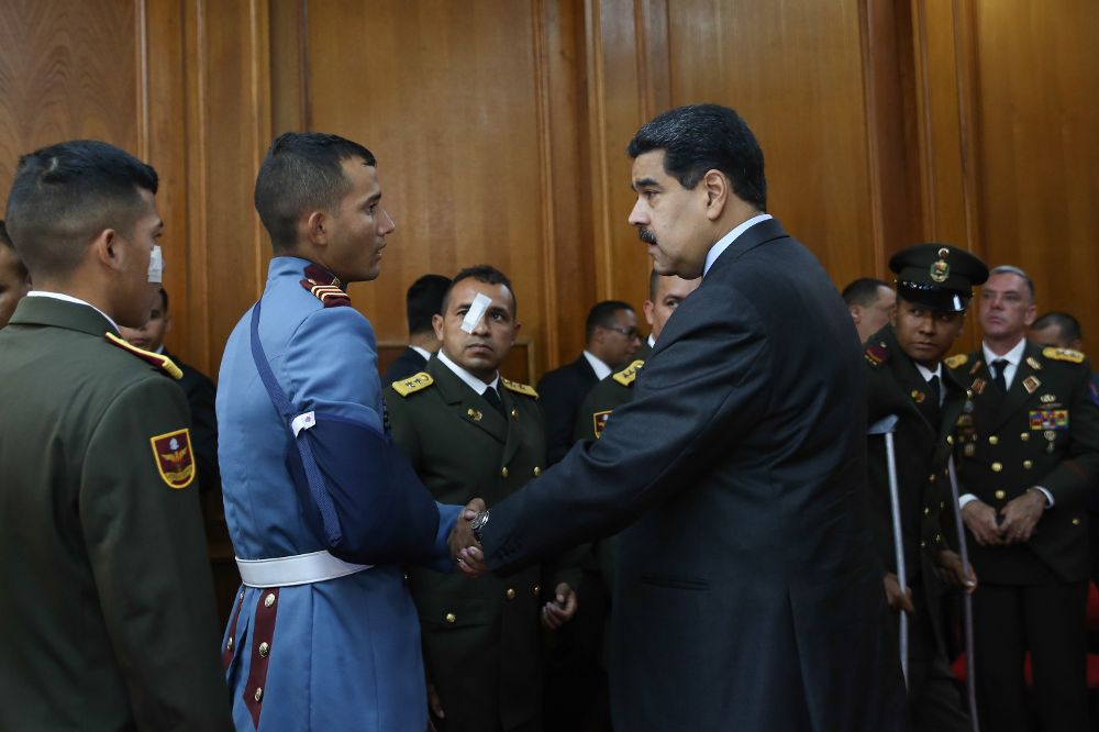 Nicolás Maduro (d).