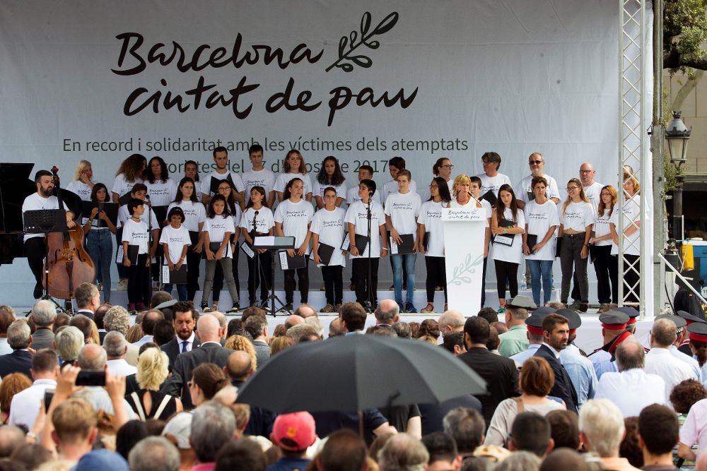 El coro canta durante el homenaje a las víctimas de los atentados del 17A, bajo el lema "Barcelona, ciudad de paz", un acto organizado por el Ayuntamiento de la capital catalana.