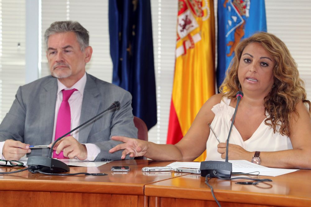 Cristina Valido y Pedro Justo firmaron ayer el convenio de dependencia.
