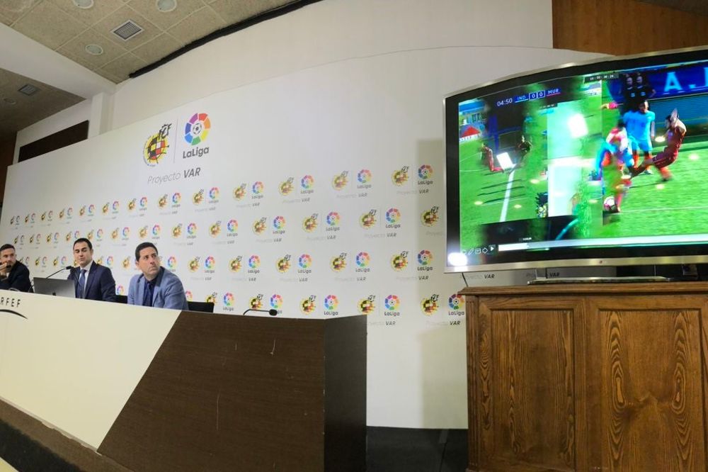 LaLiga y la Real Federación Española de Fútbol presentaron el nuevo sistema de videoarbitraje (VAR) esta semana.