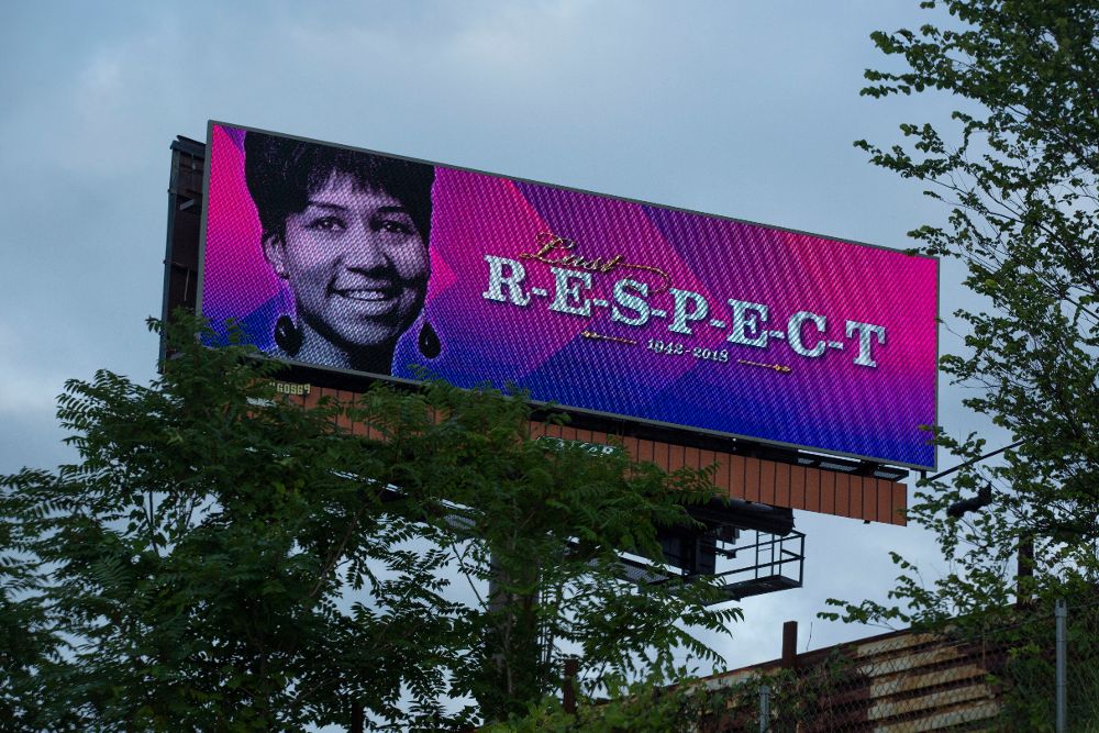 Una valla publicitaria en la I-96 rinde homenaje en honor a la fallecida cantante estadounidense.