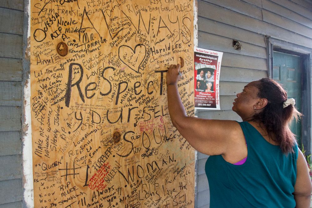 Fanáticos y simpatizantes rinden homenaje a Aretha Franklin en el 406 Lucy Avenue, su lugar de nacimiento, en Memphis, Tennessee (EEUU). 