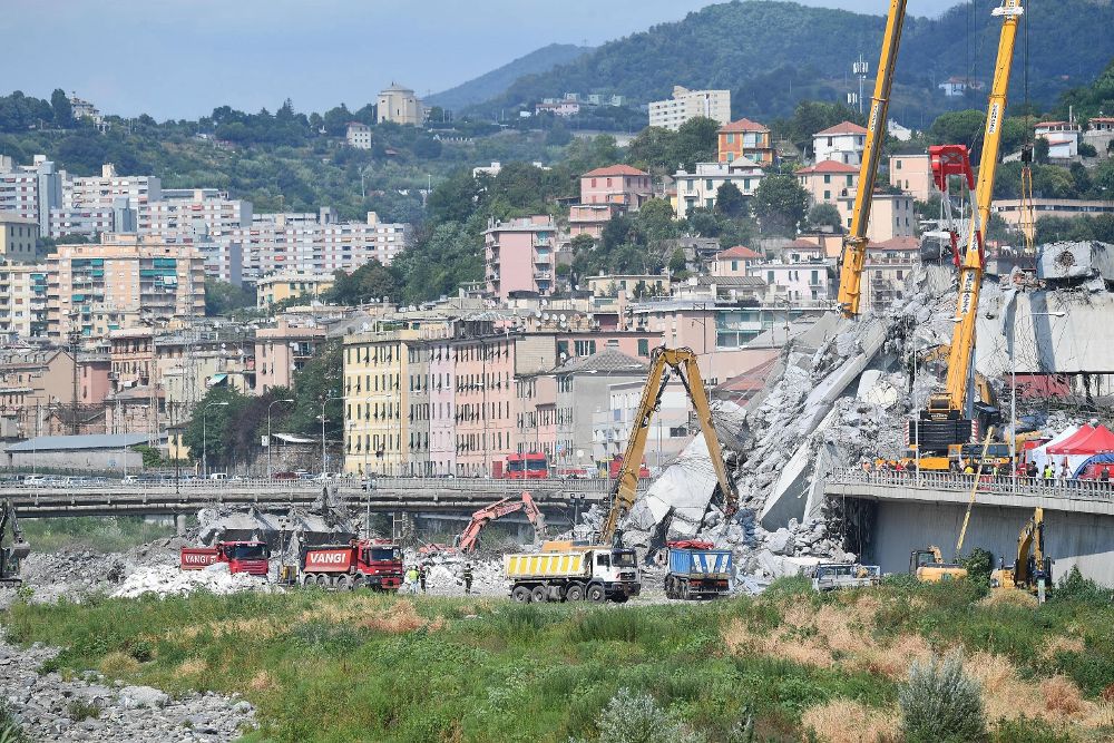 Operarios continúan con la retirada de escombros tras la caída del puente Morandi en Génova, Italia.