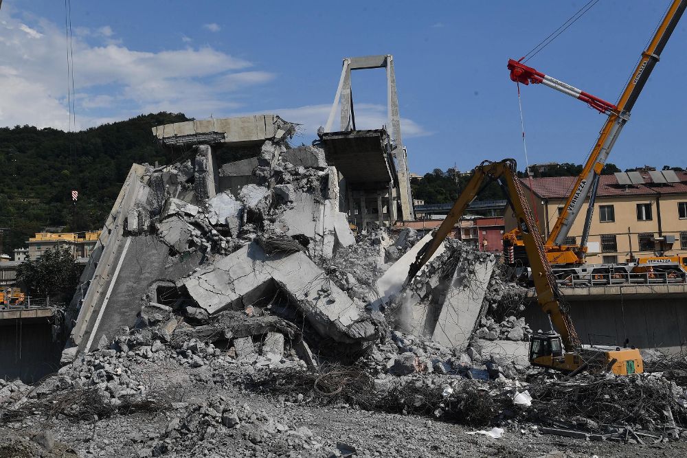 Operarios continúan con la retirada de escombros tras la caída del puente Morandi en Génova.