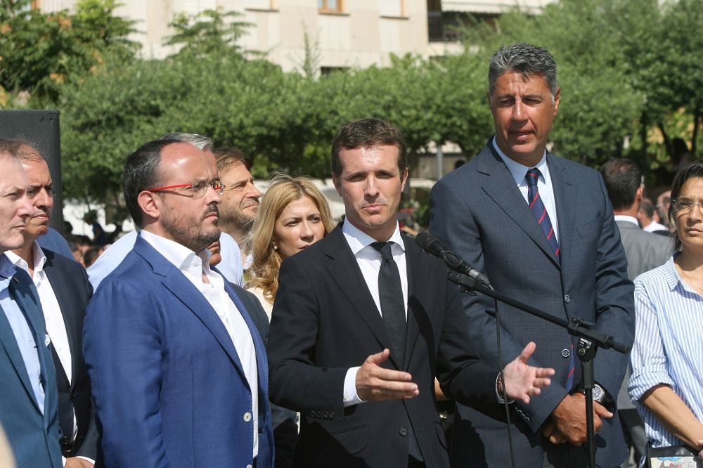 El presidente del PP, Pablo Casado (c), junto al líder del PP de Cataluña, Xavier García Albiol (d), durante el acto de homenaje a las víctimas de los atentados terroristas del 17A en Cambrils.