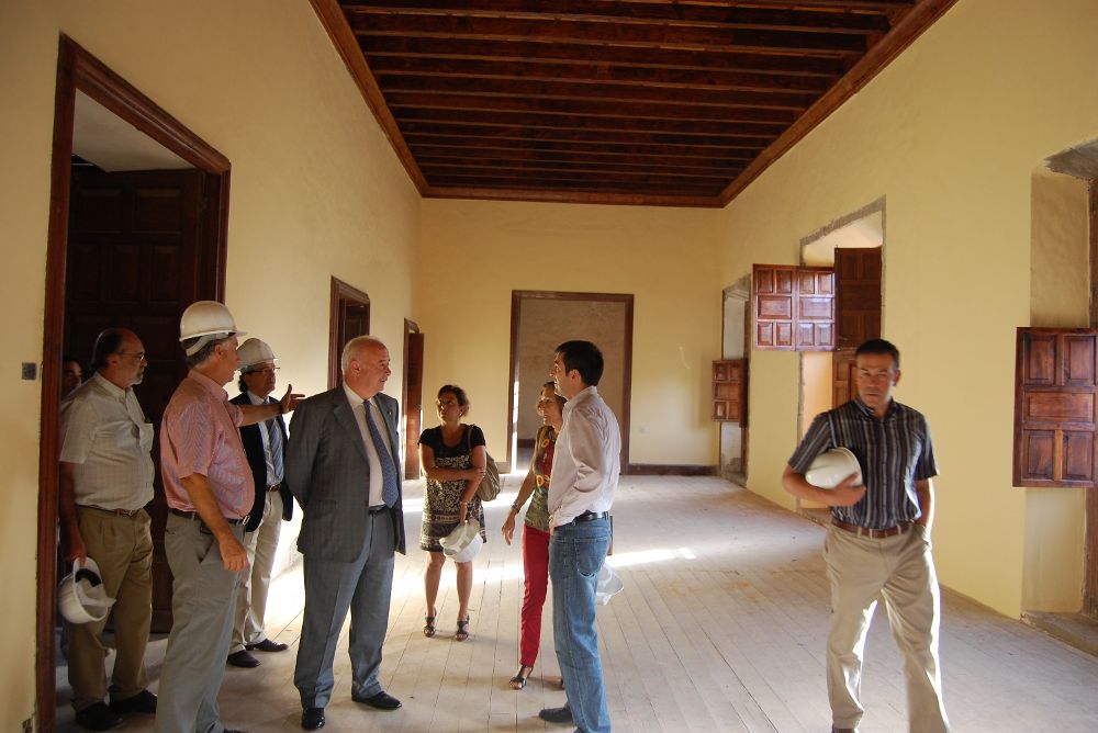 Visita de autoridades al palacio en 2010, cuando se estaba restaurando.