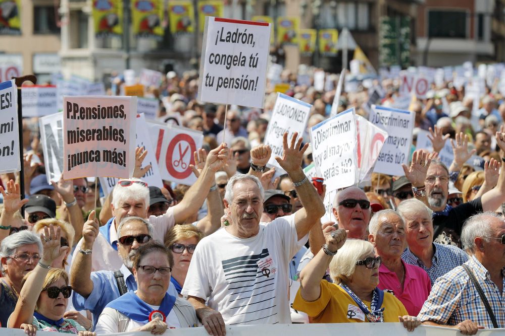 Miles de jubilados y pensionistas durante el recorrido de la "gran manifestación intergeneracional" en defensa de pensiones públicas "dignas", coincidiendo con las fiestas de Bilbao. 