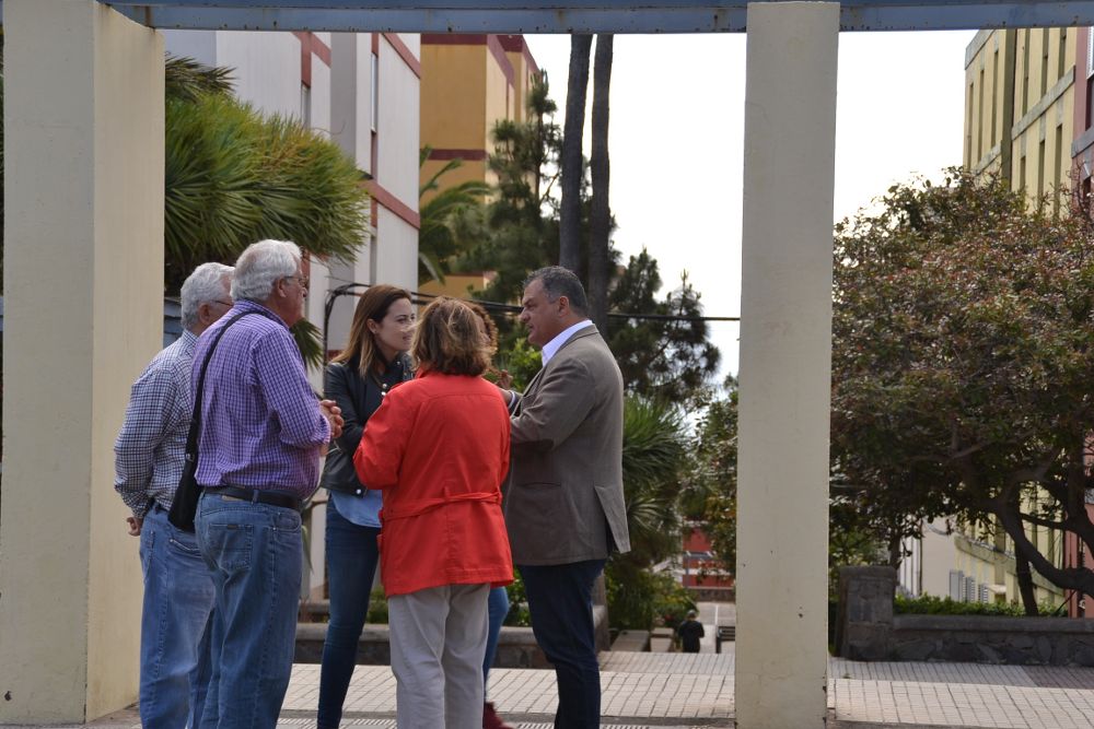 El alcalde de La Laguna (d) con vecinos en Las Chumberas.