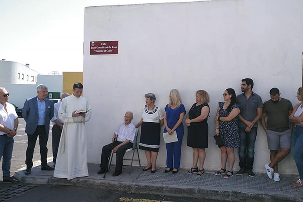 Acto de descubrimiento de la placa, con asistencia del alcalde (tras el sacerdote), familiares del homenajeado y vecinos.