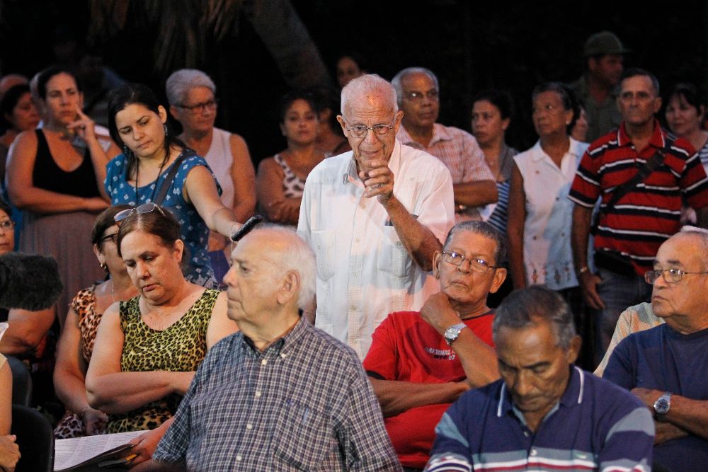 Ciudadanos durante una asamblea de discusión en un barrio de La Habana.