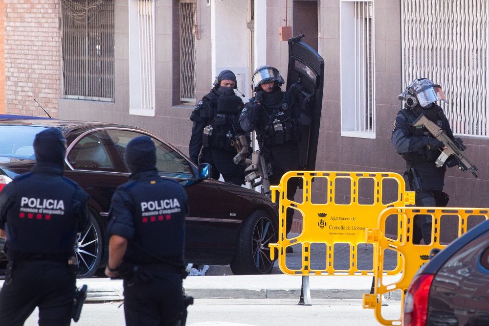Agentes de los Grupos Especiales de Intervención (GEI) de los Mossos d'Esquadra entran para efectuar un registro en el edificio donde vivía el terrorista.