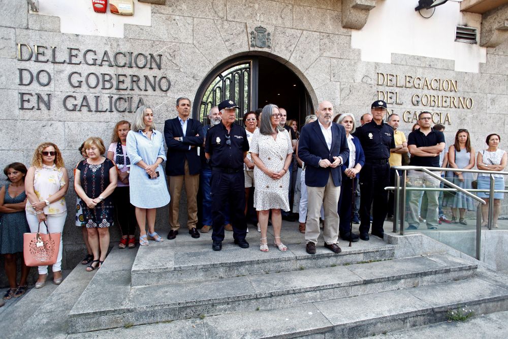 El delegado del Gobierno en Galicia, Javier Losada (centro d), durante el minuto de silencio convocado este lunes en A Coruña.