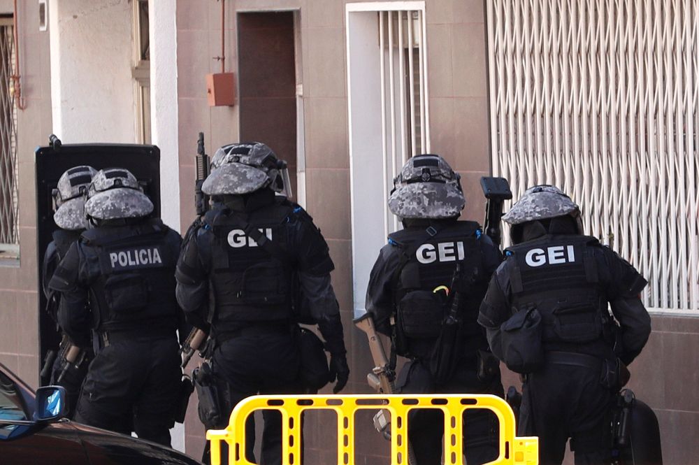 Agentes de los Grupos Especiales de Intervención (GEI) de los Mossos d'Esquadra entran en el edificio donde vivía el hombre abatido.