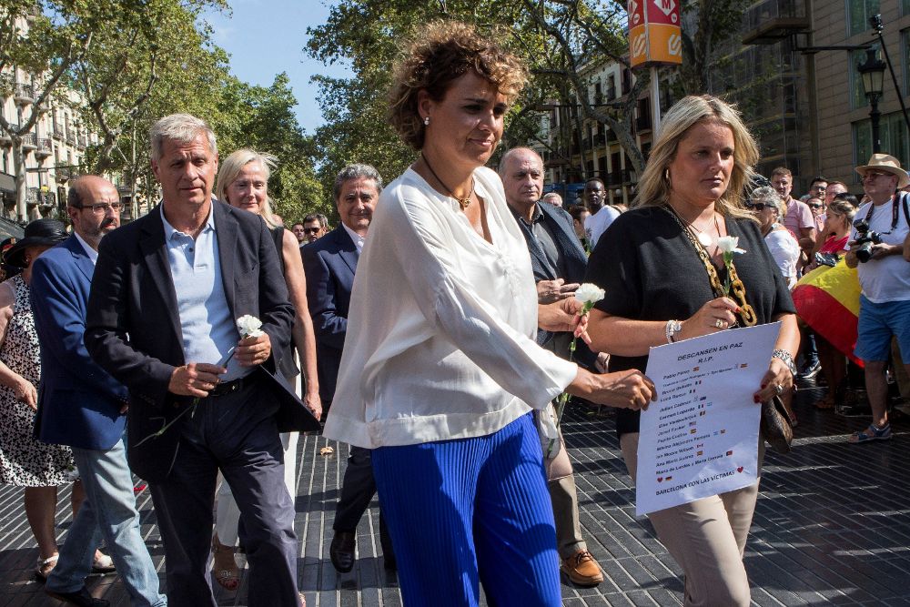 Dolors Montserrat (i) con Mari Mar Blanco (d) durante un acto de homenaje a las víctimas de los atentados en Las Ramblas y Cambrils (Tarragona).