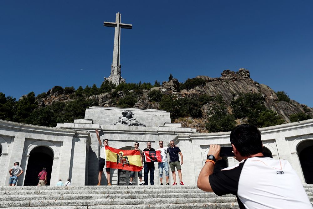 Un grupo de personas se hacen fotografías hoy en la explanada del Valle de los Caídos. 