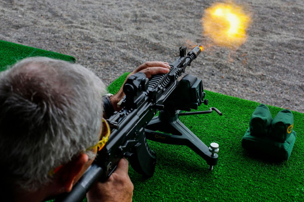 Un visitante dispara un rifle de asalto AK-12 en la presentación de los nuevos productos de JSC 'Concern Kalashnikov' el lunes 20 de agosto de 2018.
