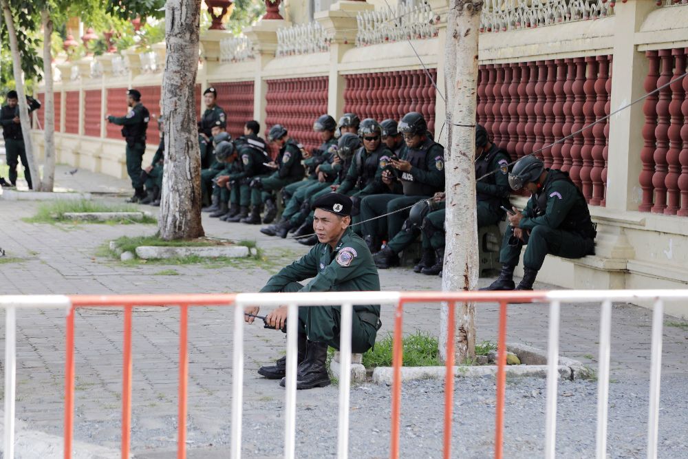 Policías camboyanos descansan fuera del Tribunal Supremo en Phnom Penh.