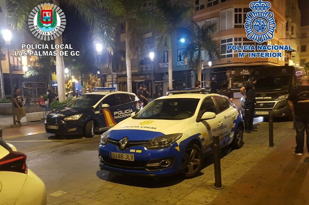Vehículos de la Policía Nacional y de la Local en un operativo conjunto en Las Palmas de Gran Canaria.