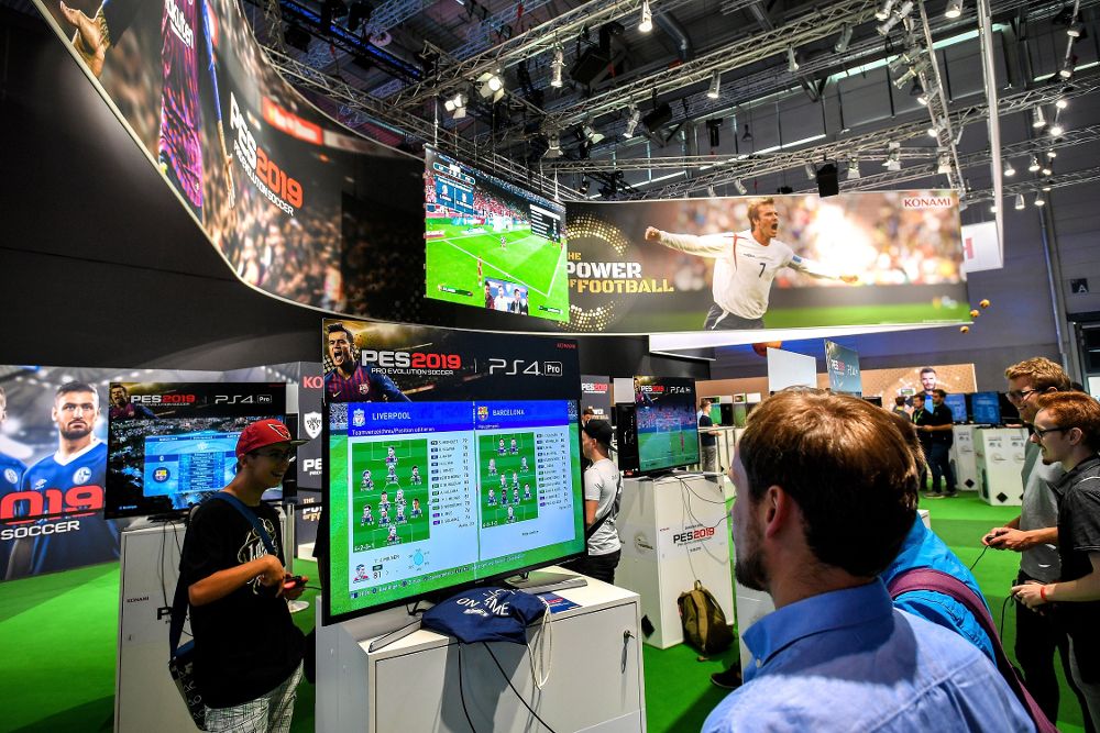 Visitantes juegan en la feria Gamescom, la más grande del sector de videojuegos de Europa, durante su segunda jornada en Colonia, Alemania.