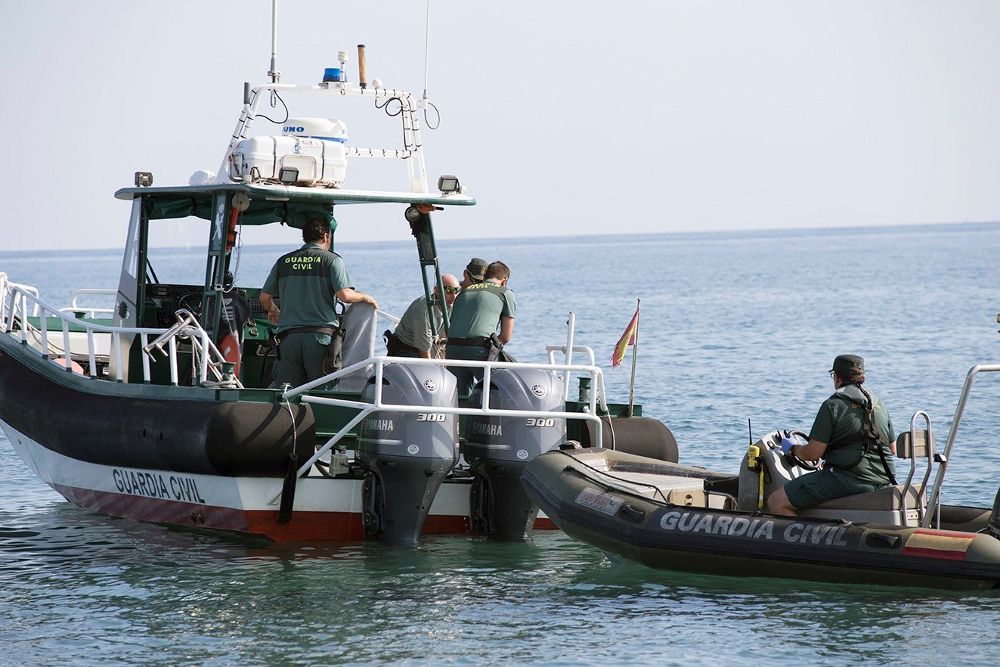 Agentes del Servicio Especial de Actividades Subacuáticas de la Guardia Civil tras recuperar el cadáver.