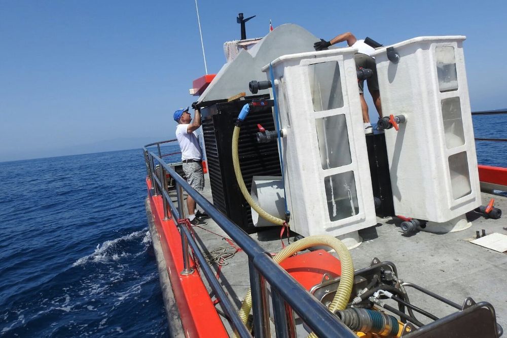 Fotografía facilitada por el Gobierno de Canarias del barco para el seguimiento y control de las floraciones de microalgas contratado por la Consejería de Política Territorial.
