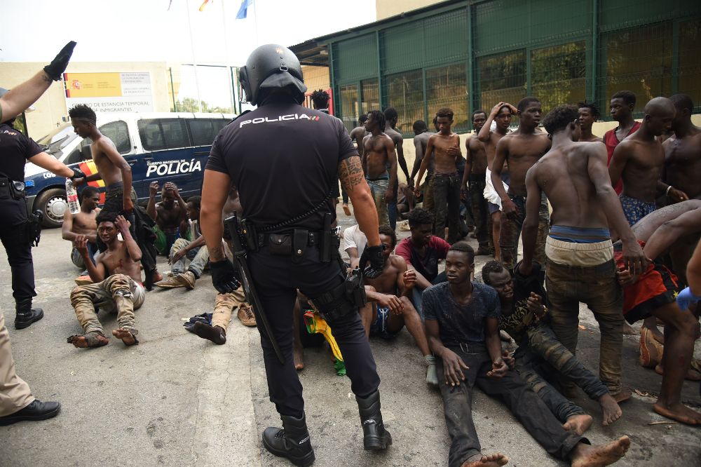 Inmigrantes que saltaron la valla, ayer, en Ceuta.