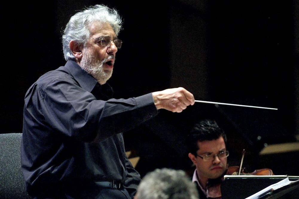 Plácido Domingo en funciones de director de orquesta, en 2012.