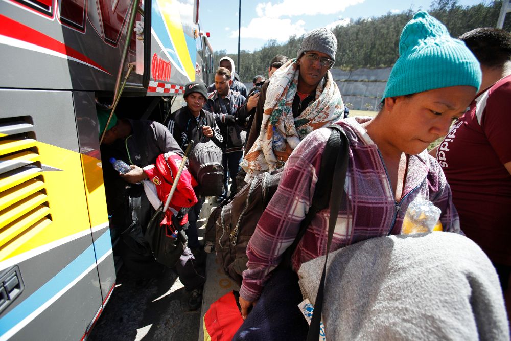 Ciudadanos venezolanos que viajan en autobús hasta la frontera ecuatoriana con Perú atraviesan Quito (Ecuador).