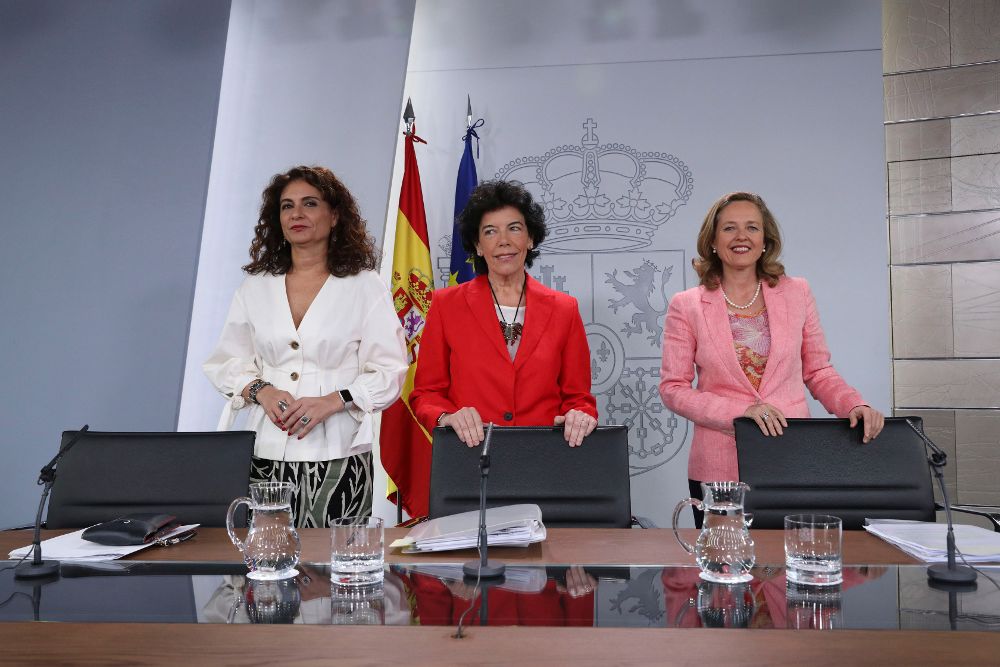La portavoz del Gobierno, Isabel Celaá (c), la ministra de Economía, Nadia Calviño (d), y la Hacienda, María Jesús Montero, tras el último Consejo de Ministros.