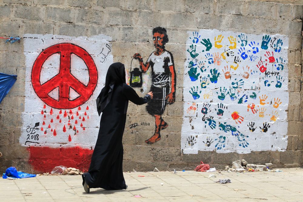 Una artista yemení pinta un grafiti por la paz en un muro de Saná (Yemen).