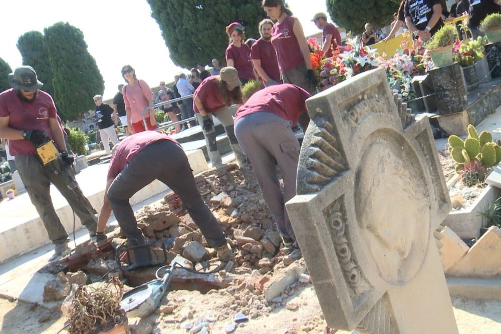 Trabajos de exhumación en la fosa 112 del cementerio de Paterna.