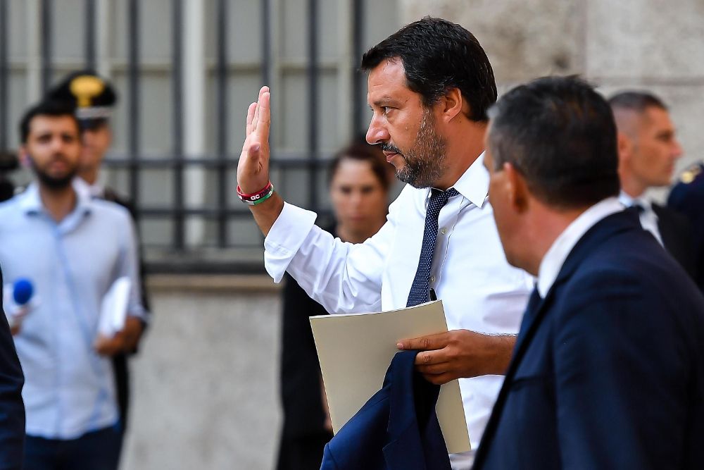 Matteo Salvini (c) sale de la Prefectura de Génova después de celebrar un consejo de ministros especial. 