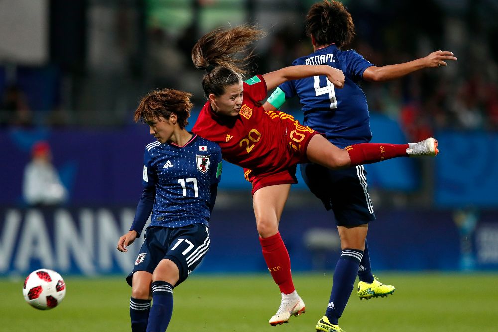Claudia Pinar (c) contras las japonesas Kitamura (i) y Minami durante el partido de la final.