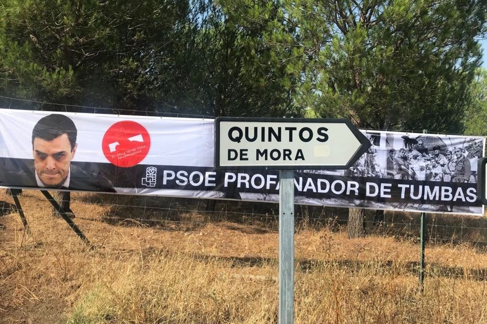 Pancarta contra el PSOE en Quintos de Mora.