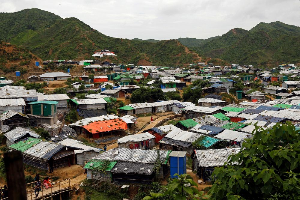 Vista general de un campamento improvisado donde se refugian rohinyás en Teknuf en Cox Bazar, en Bangladesh. 