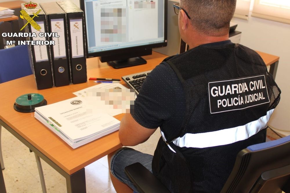 El equipo de Policía Judicial de la Guardia Civil de Puerto Rico-Mogán (Gran Canaria), en el marco de la operación Bankog, ha neutralizado una organización internacional asentada en Baleares y Málaga dedicada a estafar a ciudadanos extranjeros. 