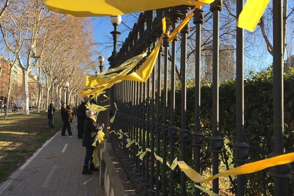 Lazos amarillos colocados por independentistas catalanes.