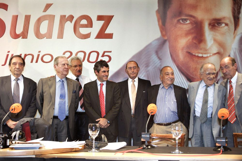 Alfonso Osorio (2º izquierda) en una de sus últimas apariciones públicas, un homenaje a Adolfo Suárez.