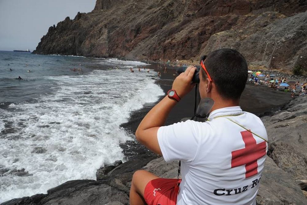 Un socorrista de Cruz Roja realiza vigilancia en la playa de Las Gaviotas.