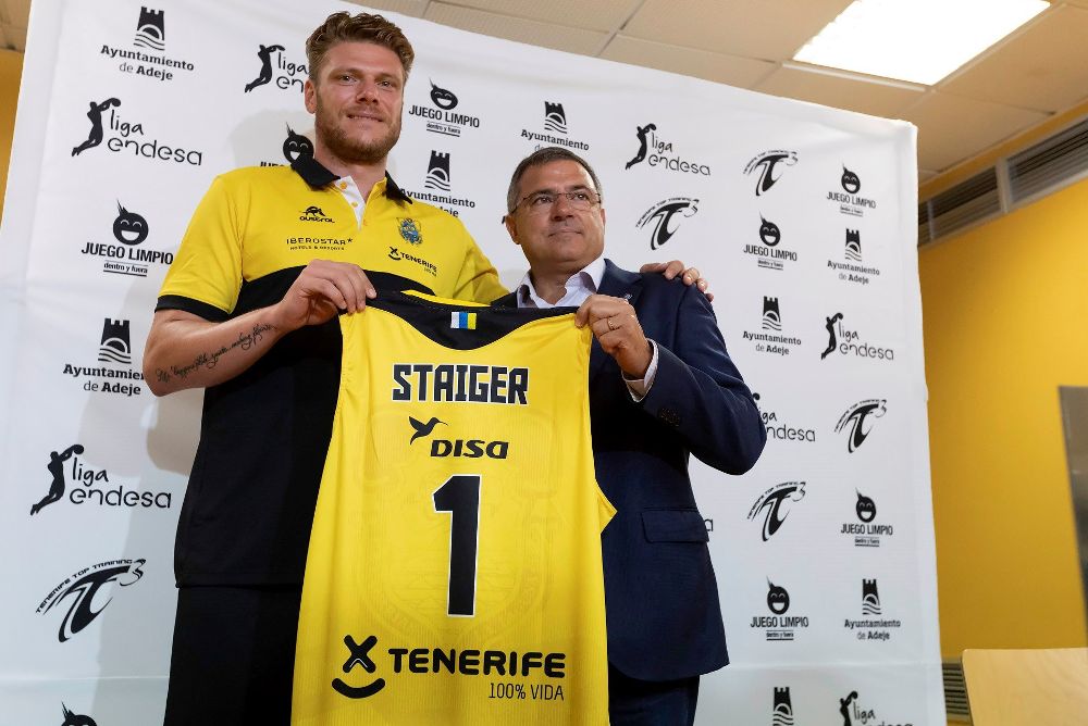 El jugador escolta alemán, Lucca Staiger (i), junto al presidente del Iberostar Tenerife, Félix Hernández, posan durante la presentación como nuevo fichaje del club.