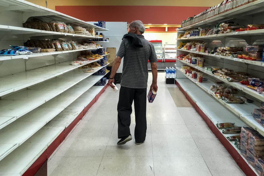 Un venezolano buscando productos en un supermercado el pasado lunes, 27 de agosto, en Caracas.