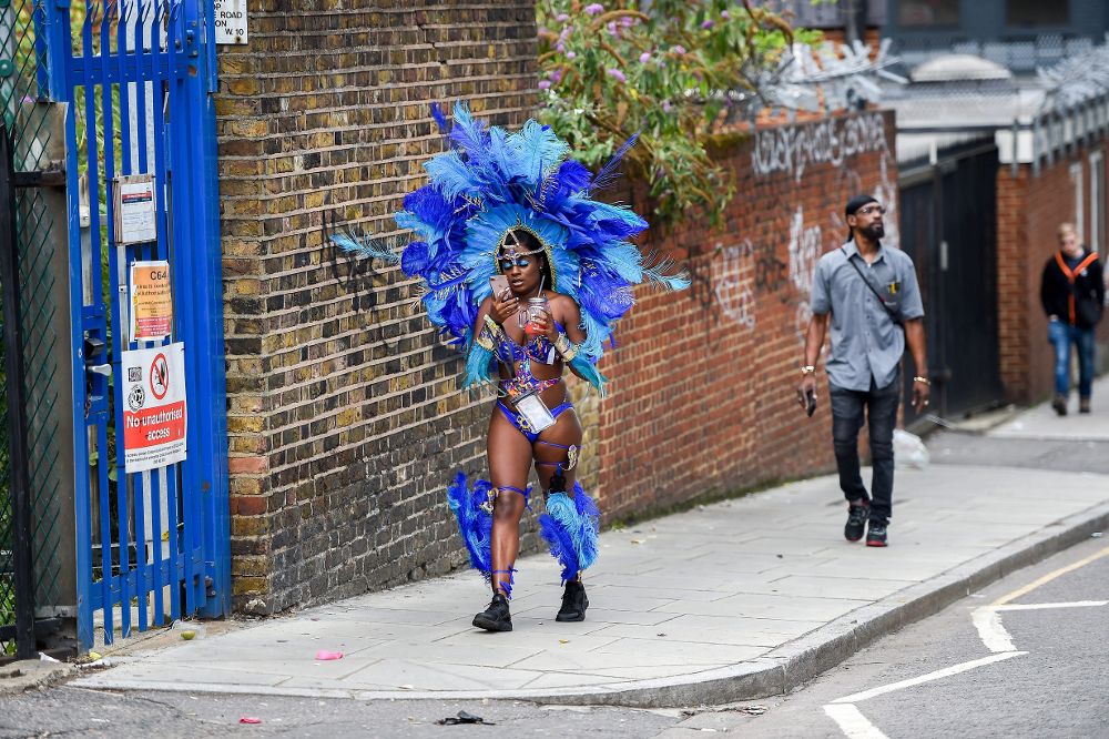 Una bailarina participa en el gran desfile del carnaval reservado a los adultos, en Notting Hill, Londres.