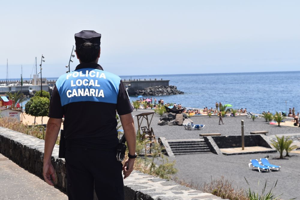 Una agente de la Policía Local en Canarias.